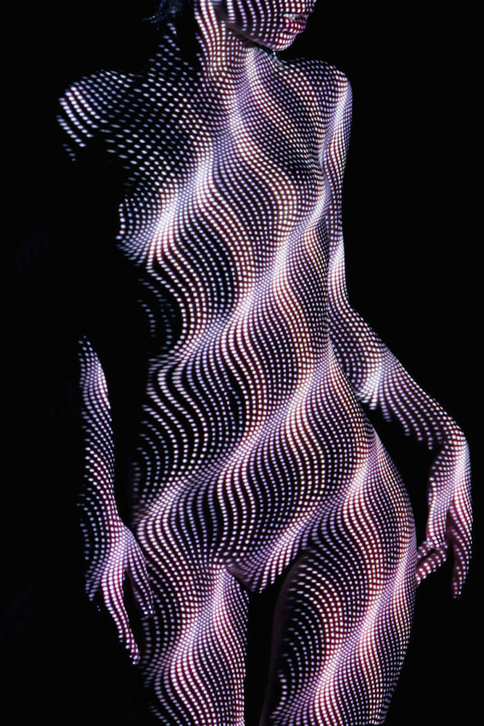 light_patterns_on_naked_women_02