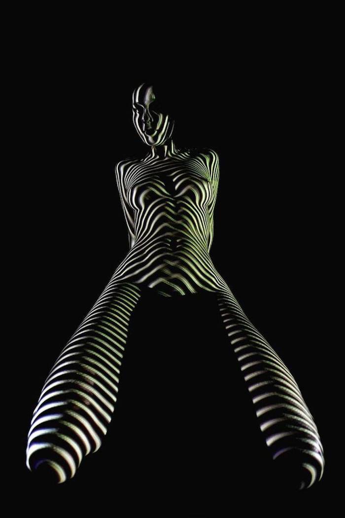 light_patterns_on_naked_women_06