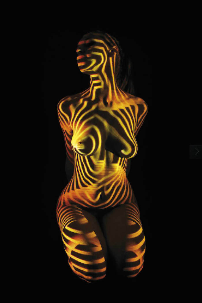 light_patterns_on_naked_women_08