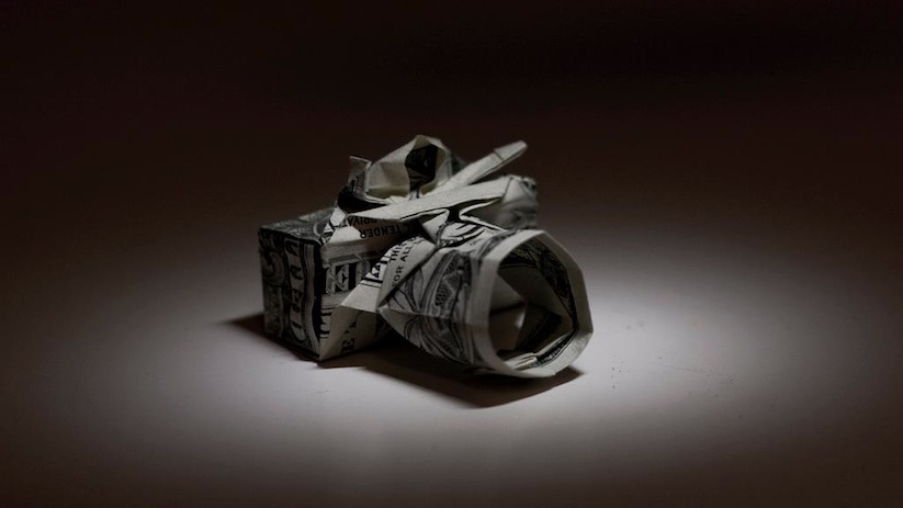 Won_Park_is_Folding_Awesome_Origami_with_Dollar_Banknotes_2016_01