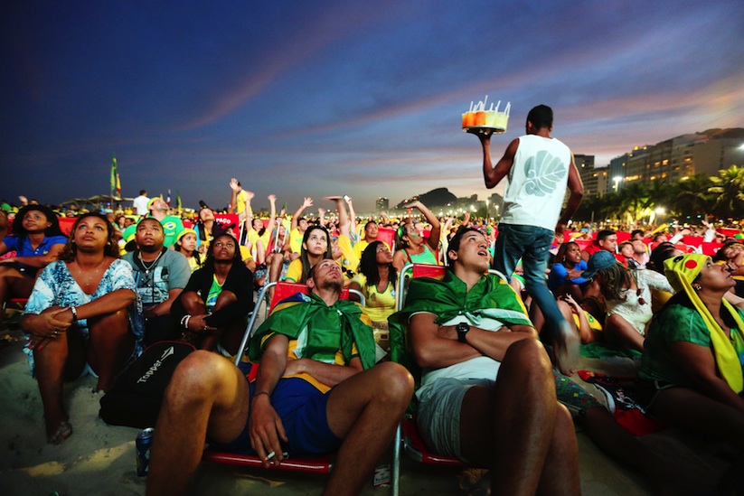 A_Photographic_Journey_Exploring_Crowds_At_The_WORLD_CUP_2014_In_Brazil_by_Jane_Stockdale_2014_01