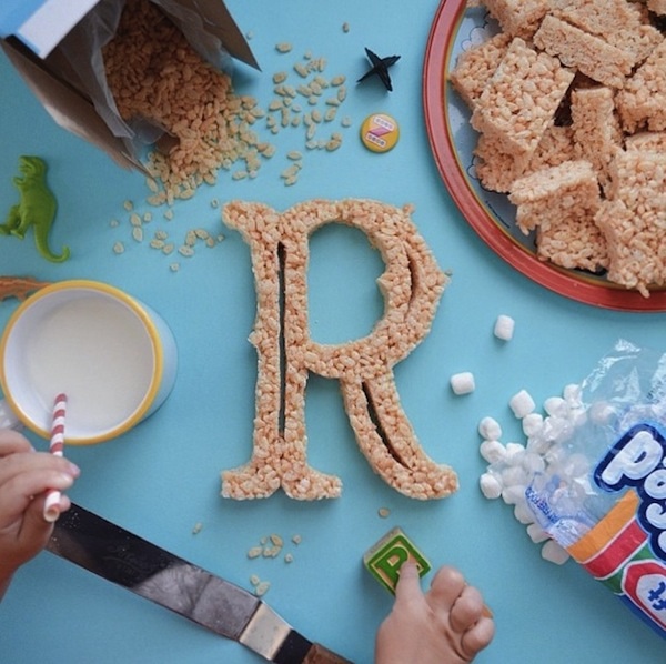 AtoZoë_Dad_Teaches_Daughter_The_Alphabet_By_Shaping_Letters_Out_Of_Yummy_Food_2014_01