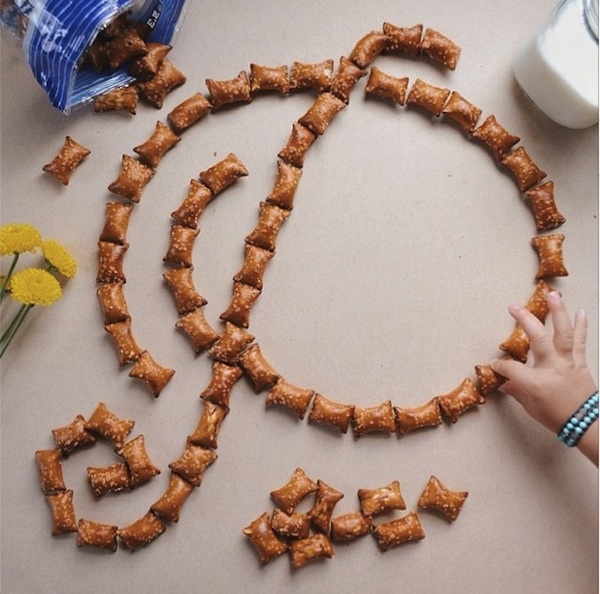 AtoZoë_Dad_Teaches_Daughter_The_Alphabet_By_Shaping_Letters_Out_Of_Yummy_Food_2014_04