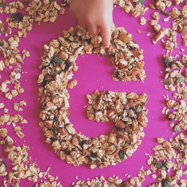 AtoZoë_Dad_Teaches_Daughter_The_Alphabet_By_Shaping_Letters_Out_Of_Yummy_Food_2014_07
