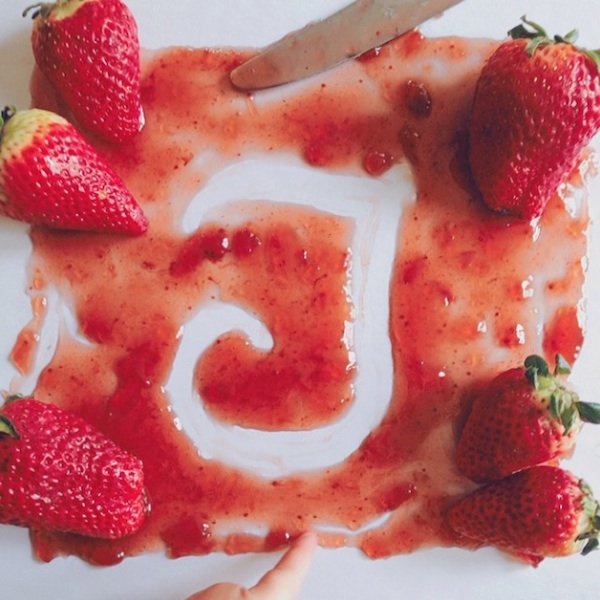 AtoZoë_Dad_Teaches_Daughter_The_Alphabet_By_Shaping_Letters_Out_Of_Yummy_Food_2014_09