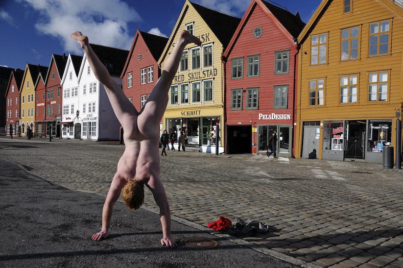 Cheeky_Travel_Photos_Of_A_Man_Doing_Handstands_In_The_Nude_Around_The_World_2014_02