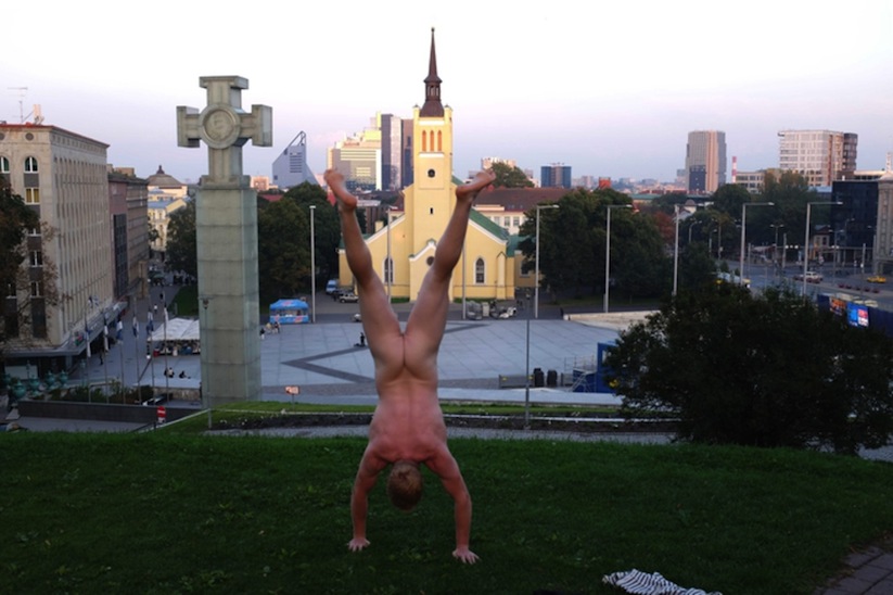 Cheeky_Travel_Photos_Of_A_Man_Doing_Handstands_In_The_Nude_Around_The_World_2014_05