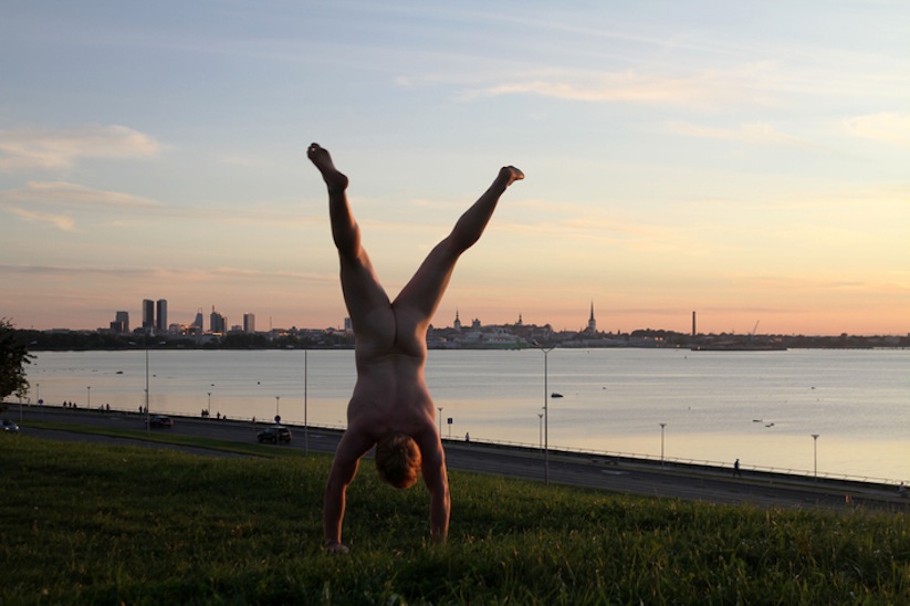 Cheeky_Travel_Photos_Of_A_Man_Doing_Handstands_In_The_Nude_Around_The_World_2014_07