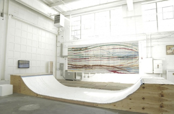 Matt_Reilly_Creates_Paintings_By_Performing_Skateboard_Tricks_On_A_Ramp_2014_06
