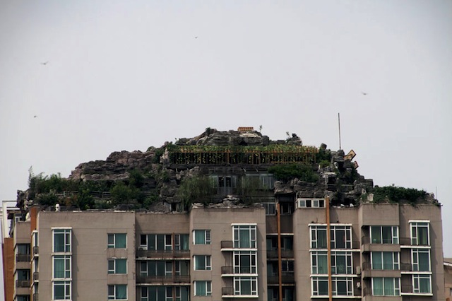 bejing-illegal-rooftop-mountain-villa_01
