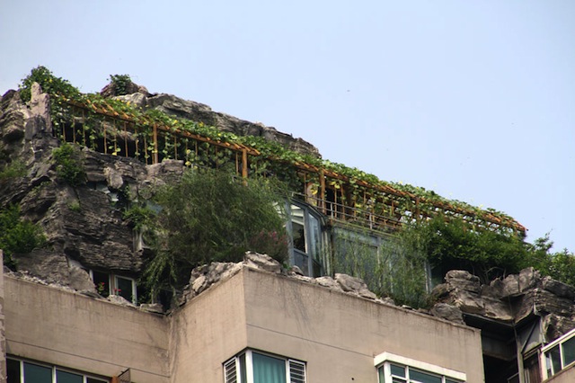bejing-illegal-rooftop-mountain-villa_03
