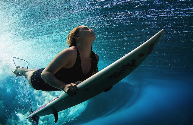 female_surfers_under_water_04