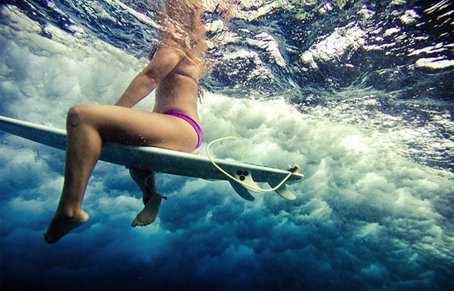 female_surfers_under_water_05