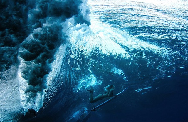 female_surfers_under_water_08