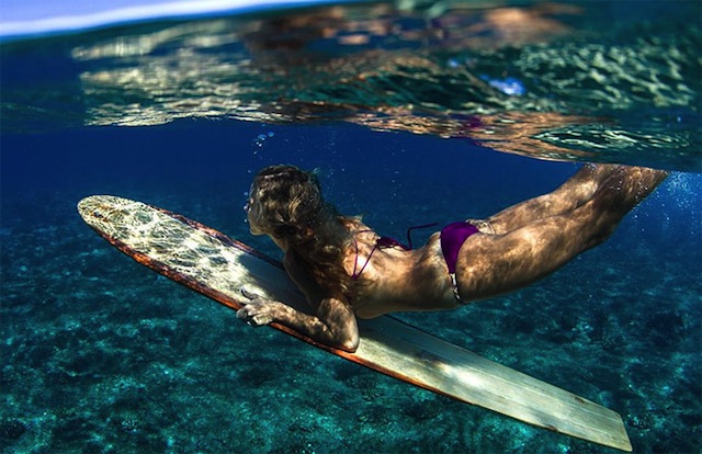 female_surfers_under_water_10