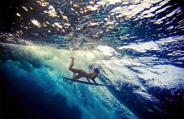 female_surfers_under_water_13