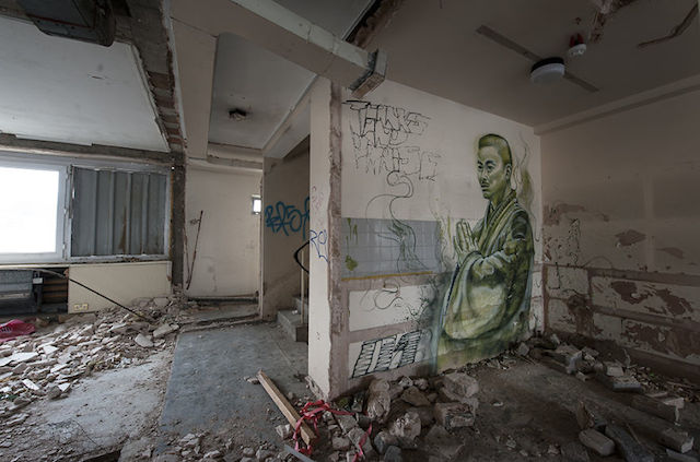 graffiti-hotel-abandoned_08