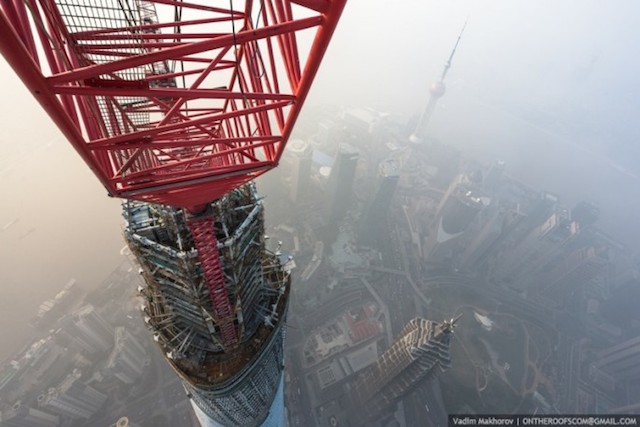 on-the-roofs-shanghai-tower_03