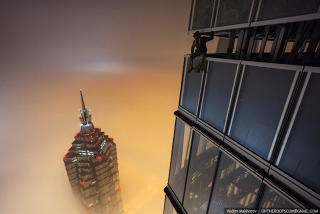 on-the-roofs-shanghai-tower_10