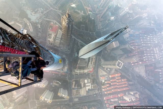 on-the-roofs-shanghai-tower_12