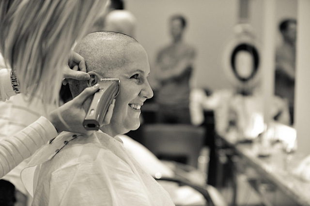 women_shave_head_for_friend_with_cancer_02