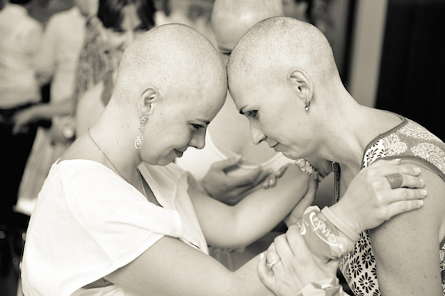 women_shave_head_for_friend_with_cancer_03