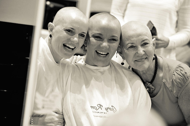 women_shave_head_for_friend_with_cancer_04